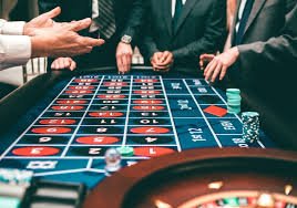 Layar seluler wisma138 menampilkan kasino langsung, sportsbook, dan pilihan permainan slot